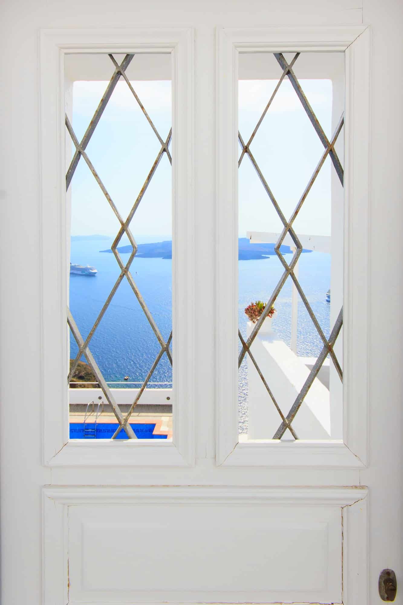 Santorini balconny with view at the sea